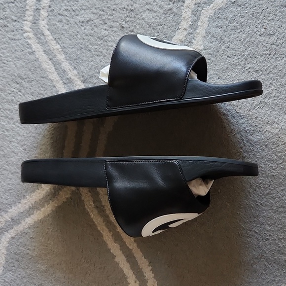 Gently Used Mens Gucci Slides - Picture 2 of 10
